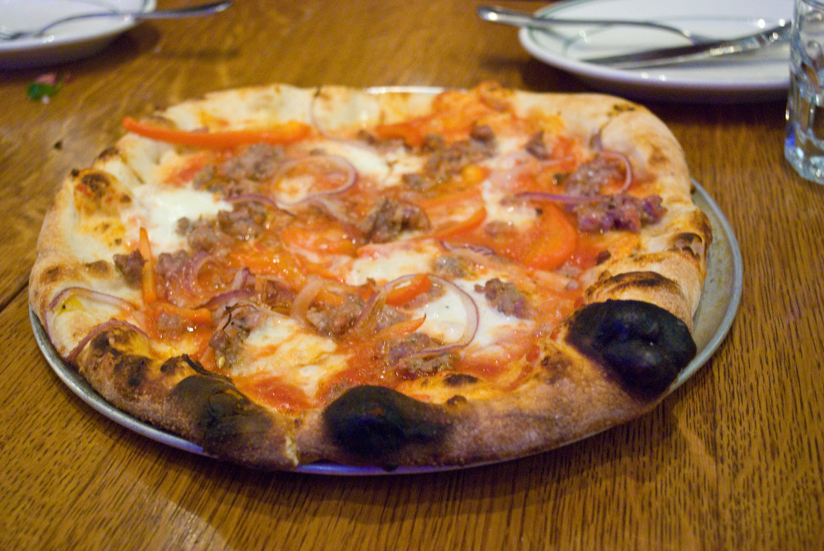 cerca de la pizza al estilo napolitano de Pizzeria Delfina en San Francisco