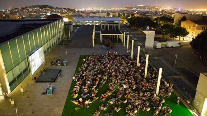 Vive la experiencia de un cine al aire libre en Barcelona en CosmoCaixa