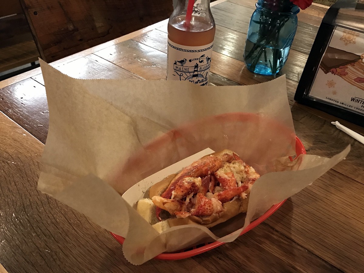 Un rollo de langosta descansa sobre un trozo de papel pergamino en una canasta de plástico roja en Luke's Lobster en Boston. 