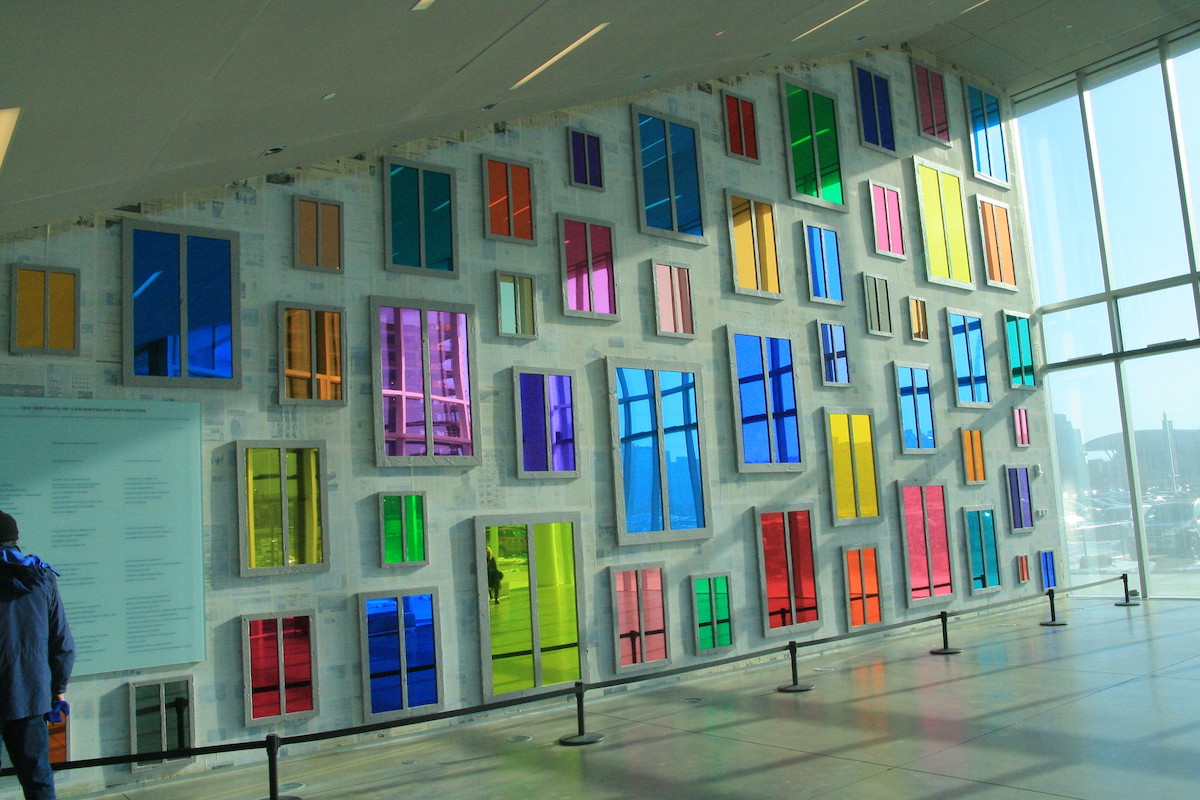 instalación de arte contemporáneo coloridas ventanas reflectantes que cubren una pared