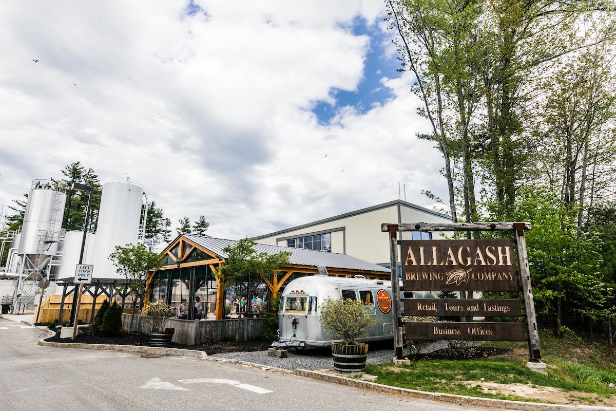 Una toma amplia del exterior de Allagash Brewing Company en Portland, Maine.