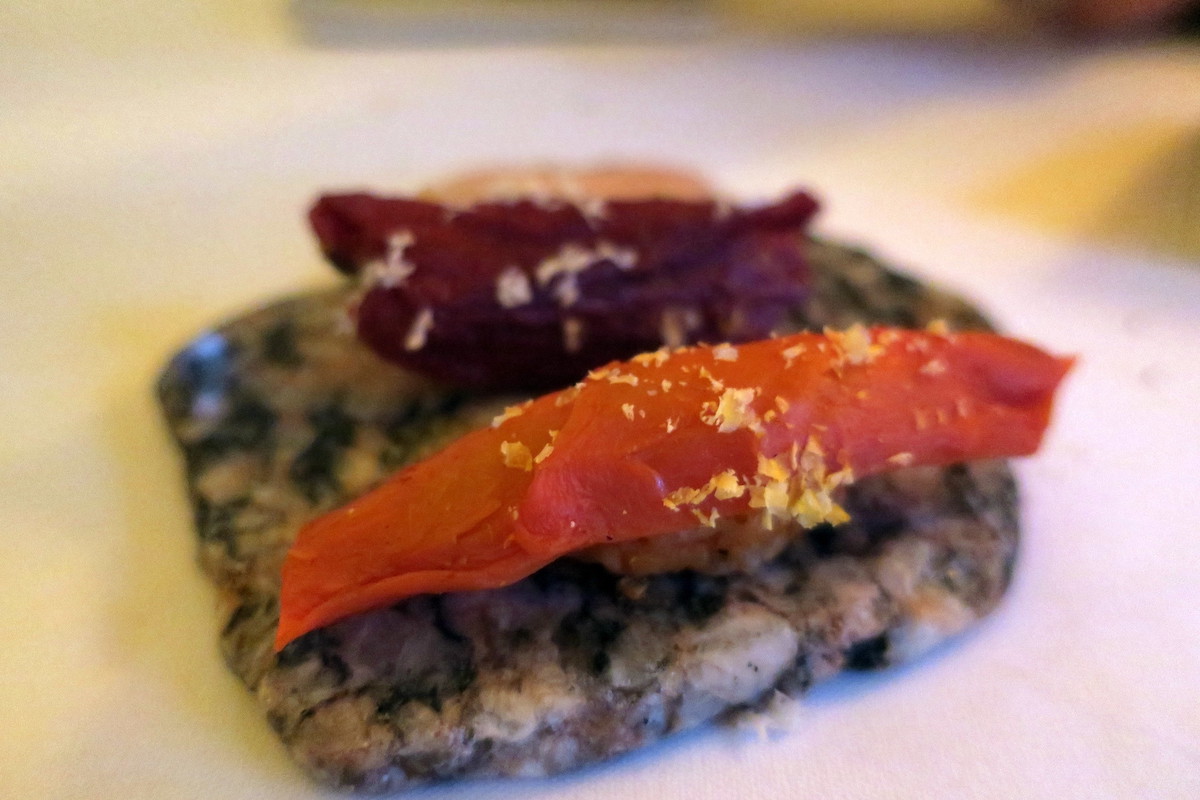 Primer plano de un plato de sushi de zanahoria y tomate en Blue Hill at Stone Barns, un restaurante en las afueras de la ciudad de Nueva York