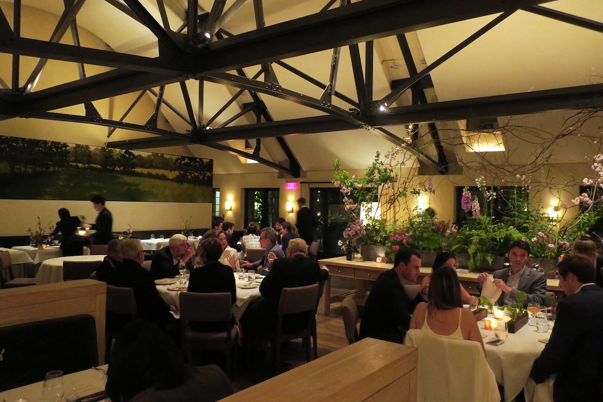 Una imagen del interior del comedor Blue Hill en Stone Barns, un restaurante por el que vale la pena salir de Nueva York.