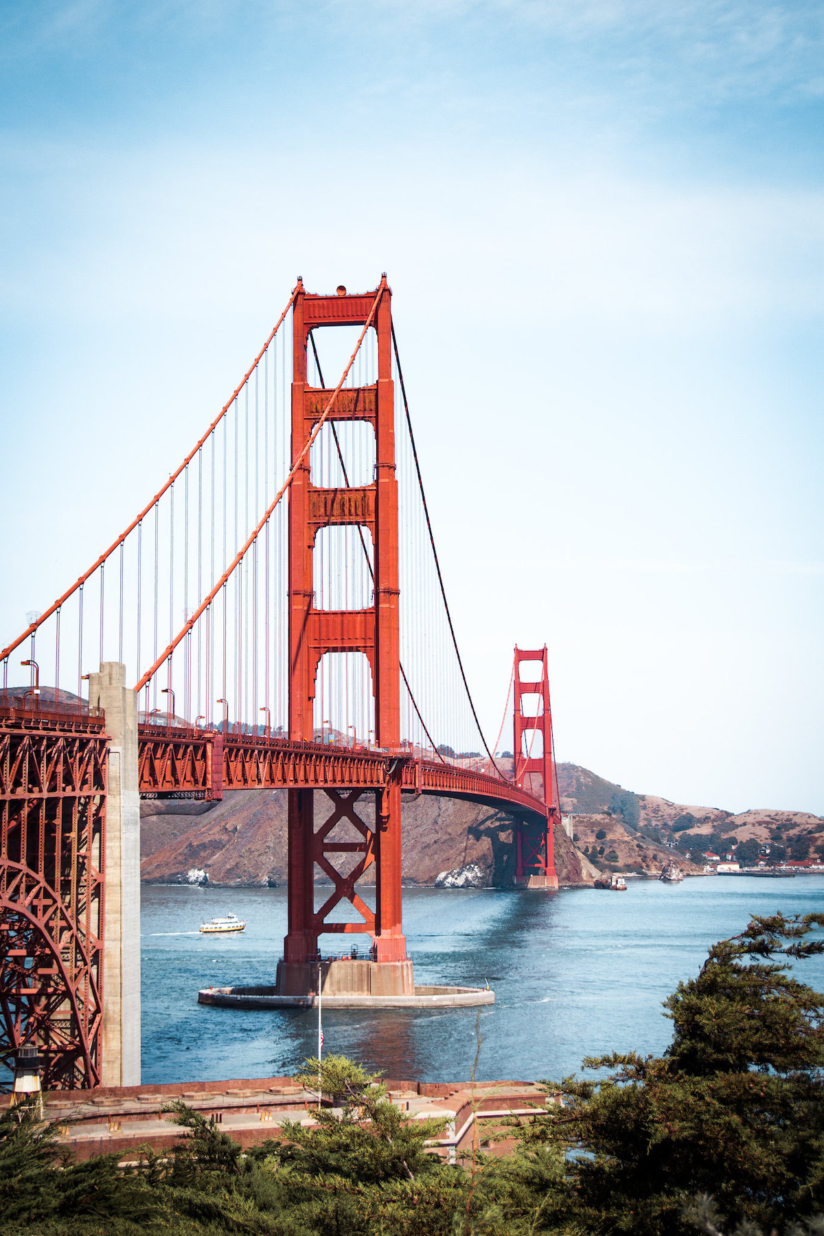 El puente Golden Gate se alza sobre la Bahía de San Francisco contra un cielo azul