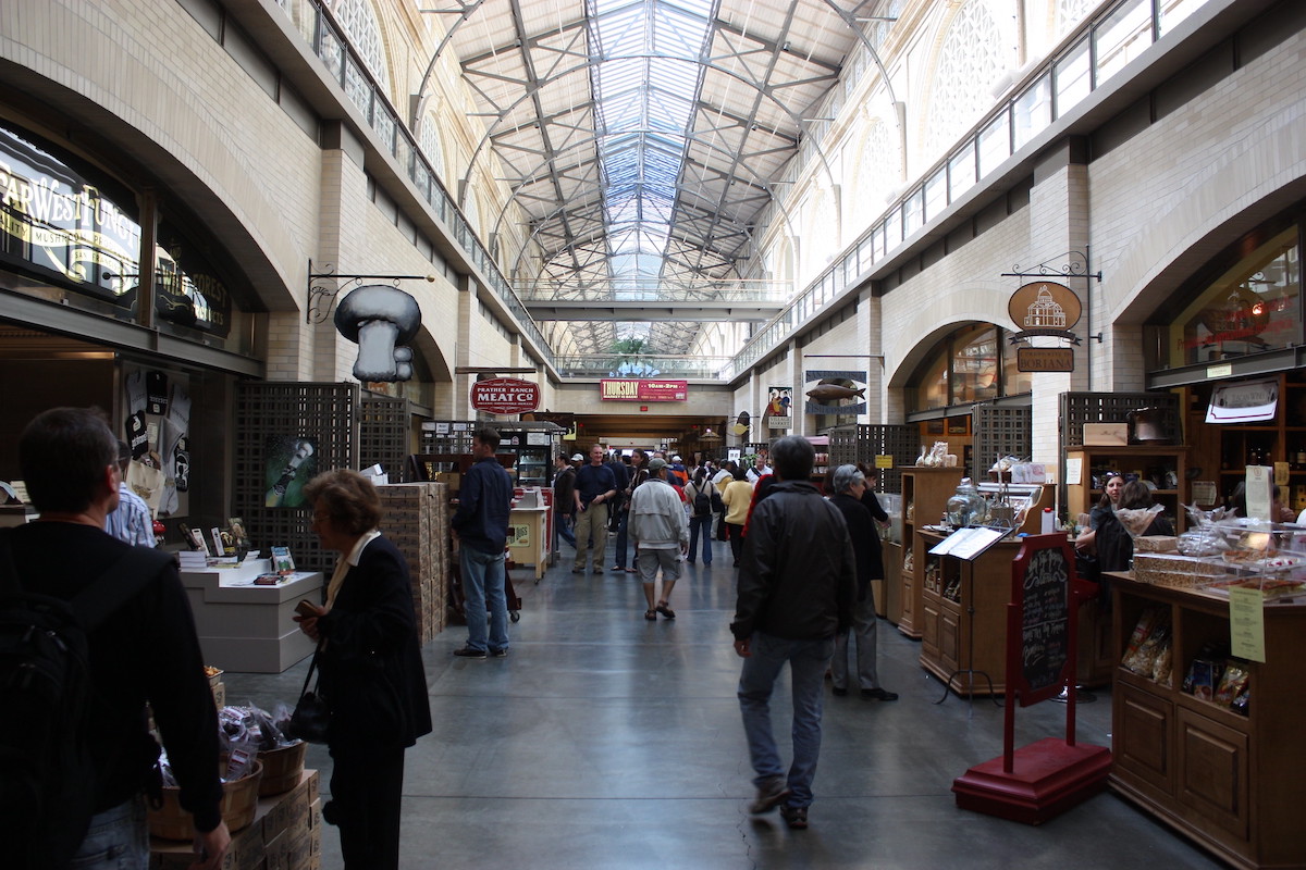 Fotografía interior de personas comprando en el Ferry Building Market Center en San Francisco