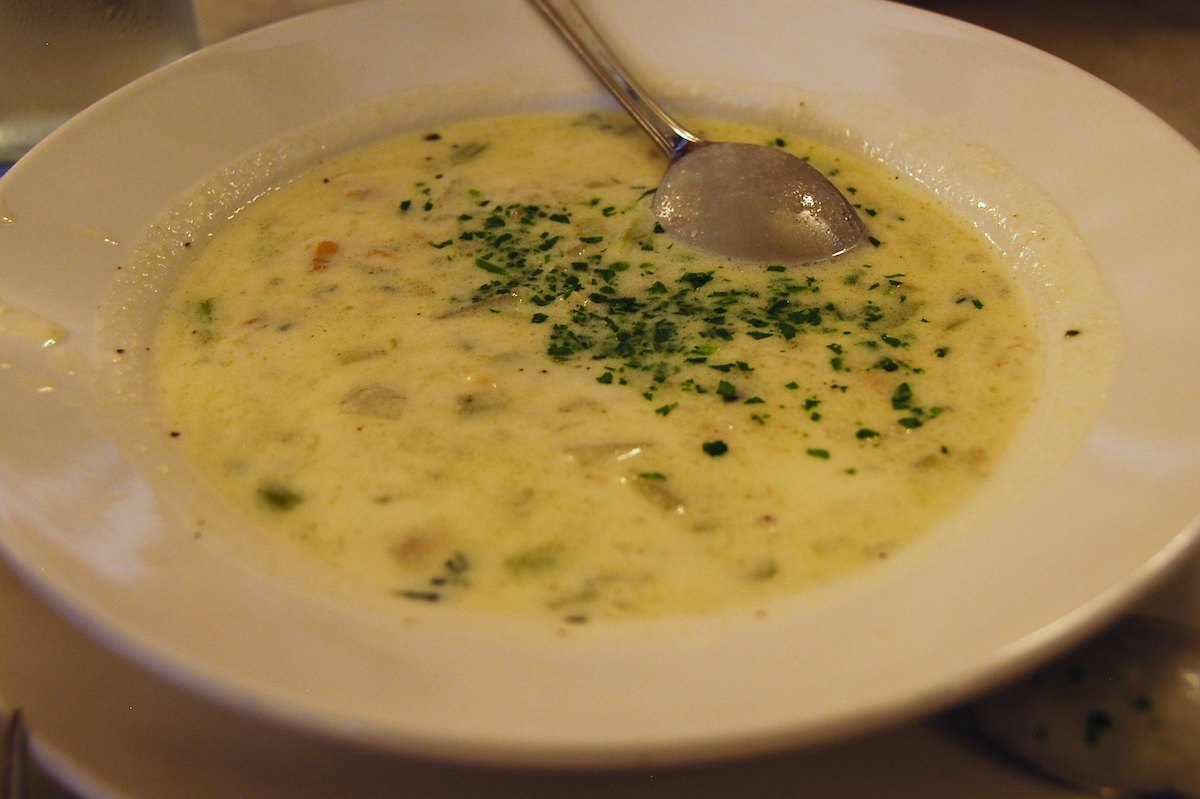 Un excelente primer plano de un tazón de sopa de almejas en Neptune Oyster en Boston