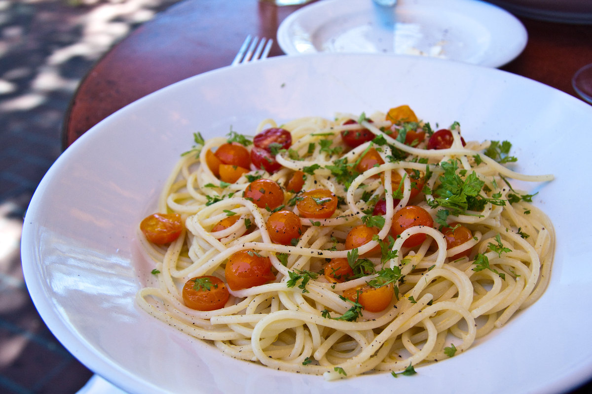 cerrar un plato de espaguetis con tomates frescos