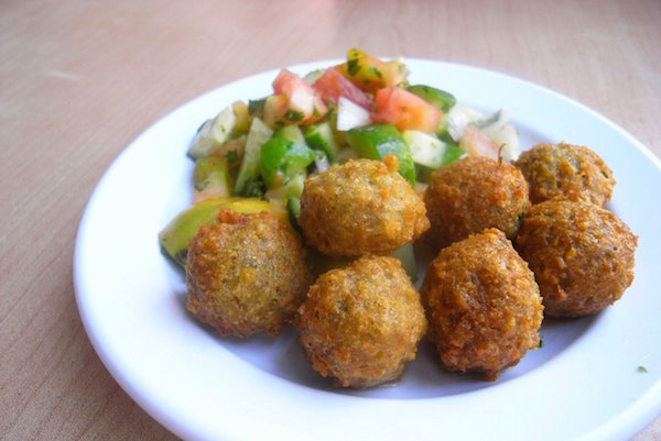 ¡Haz una parada en A Tu Bola para comer falafel en tu ruta gastronómica en El Raval!