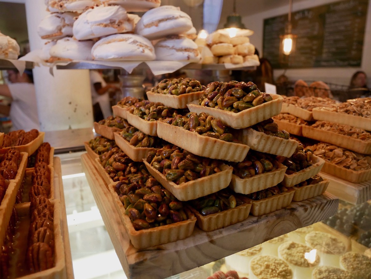 pasteles de nueces de tamaño personal en Tatte's Bakery en Boston