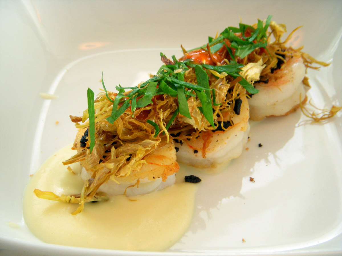 cerca de un plato de gambas salteadas en un restaurante con el chef Jean-Georges