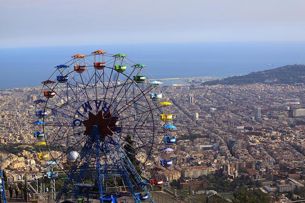 ¡Una parte inolvidable de sus vacaciones familiares en España es el día que pasó en el Tibidabo!