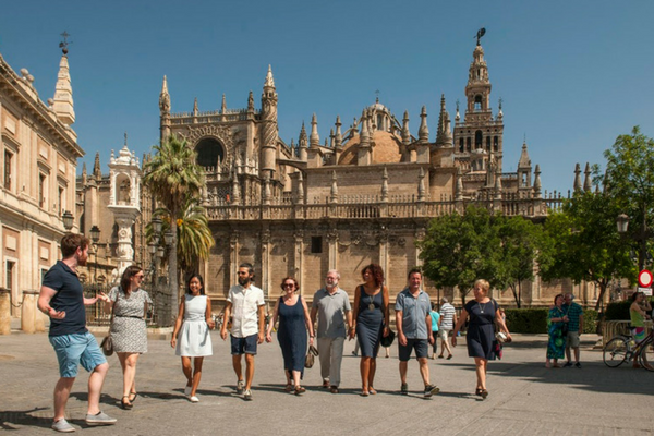 Sevilla Devour Guide Jaimie es tu invitado favorito. ¡Su amor por Sevilla brilla!