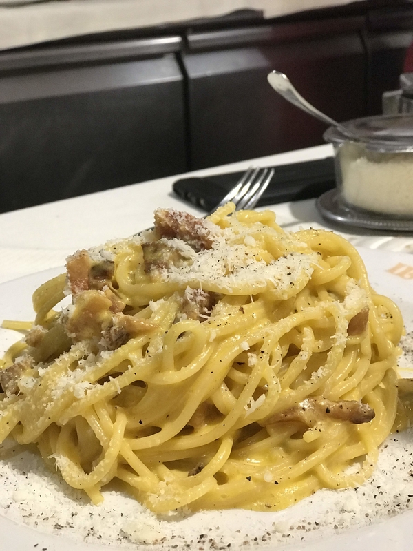 No puedes pasar cuatro días en Roma sin comer carbonara al menos una vez.