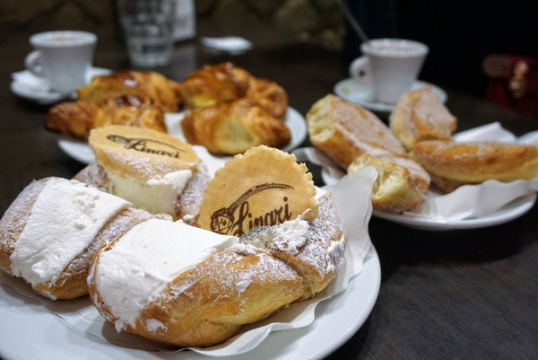 Comience el segundo de sus cuatro días en Roma con café y pasteles en Linari, una querida panadería en Testaccio.