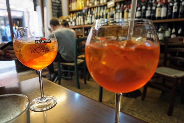 Tómate un tiempo para sentarte, relajarte y disfrutar de un chorrito durante tus cuatro días en Roma.