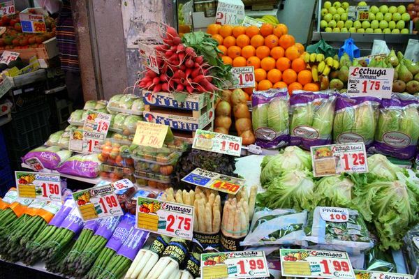 ¿Quieres descubrir Sevilla de una forma creativa? Echa un vistazo a estos 5 tours únicos en Sevilla. ¡Explora como un local en los Tours de Sevilla que son perfectos para ti! Una parte especial del recorrido a pie alternativo es un viaje a un animado mercado local.