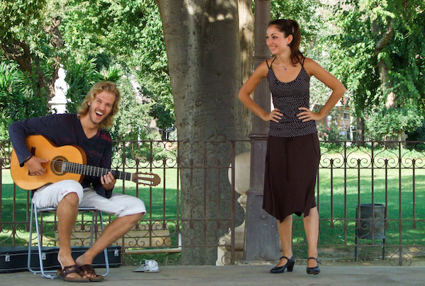 Una de nuestras actividades favoritas para viajar solo en España es observar a la gente en un lugar como el Parc de la Ciutadella en Barcelona.