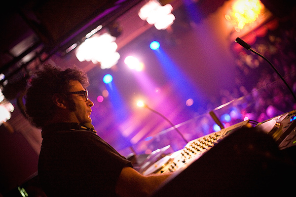 ¡Con su encantador ambiente vintage y sus increíbles actuaciones, Luz de Gas es uno de tus lugares favoritos para escuchar música en vivo en Barcelona!