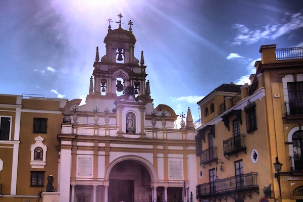 Una de las mejores cosas que hacer en Sevilla para los "fuera de lo común" tu experiencia es explorar el barrio de la Macarena. Mientras estés allí, no te pierdas la Basílica de la Macarena. ¡Es una de las mejores iglesias de Sevilla y merece un lugar en nuestra guía de viaje definitiva de Sevilla! 