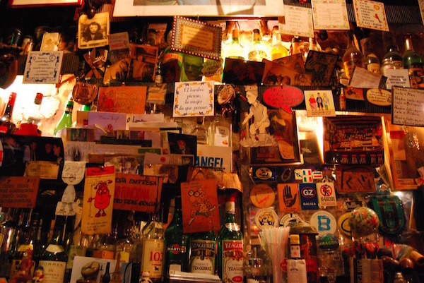 Como uno de nuestros lugares favoritos para disfrutar de la música en vivo en Barcelona, ​​Bar Pastis también cuenta con una decoración única que cuenta su historia.