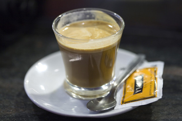 ¿Te estás preguntando cómo pedir un café en Sevilla? Si quieres un café corto como este, con solo un chorrito de leche, ¡pide un cortado!