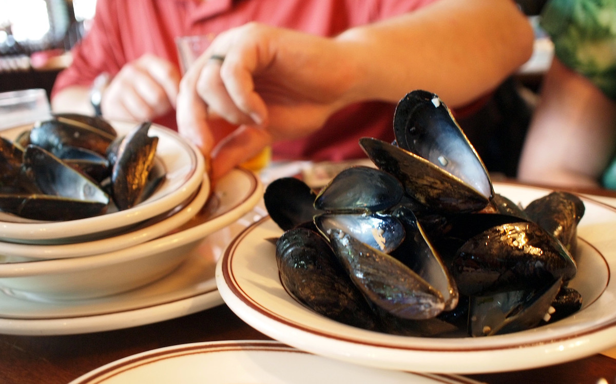 Cerca de un plato de mejillones en Union Oyster House en Boston