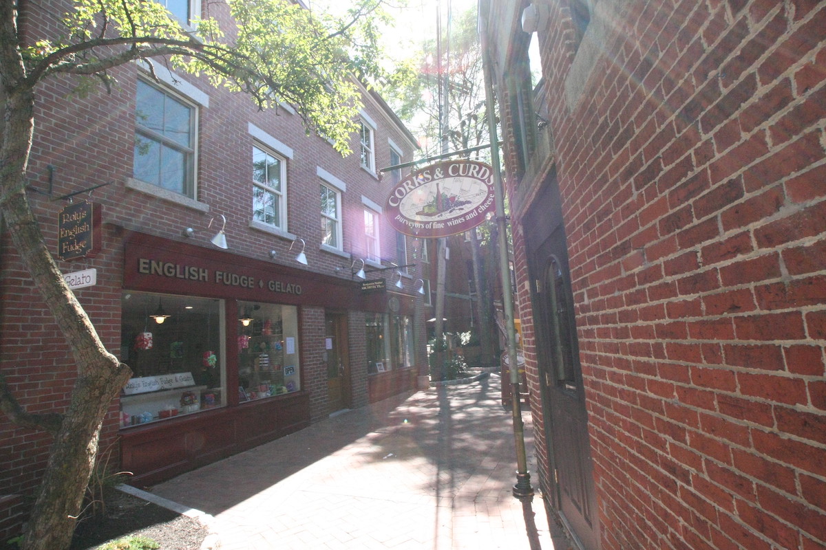 Una pintoresca calle de ladrillos bordeada de edificios de ladrillo en Portsmouth, New Hampshire, un hermoso viaje de un día desde Boston.