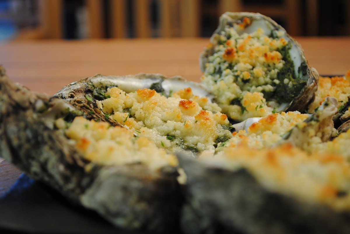 Plato de ostras Rockefeller con toppings