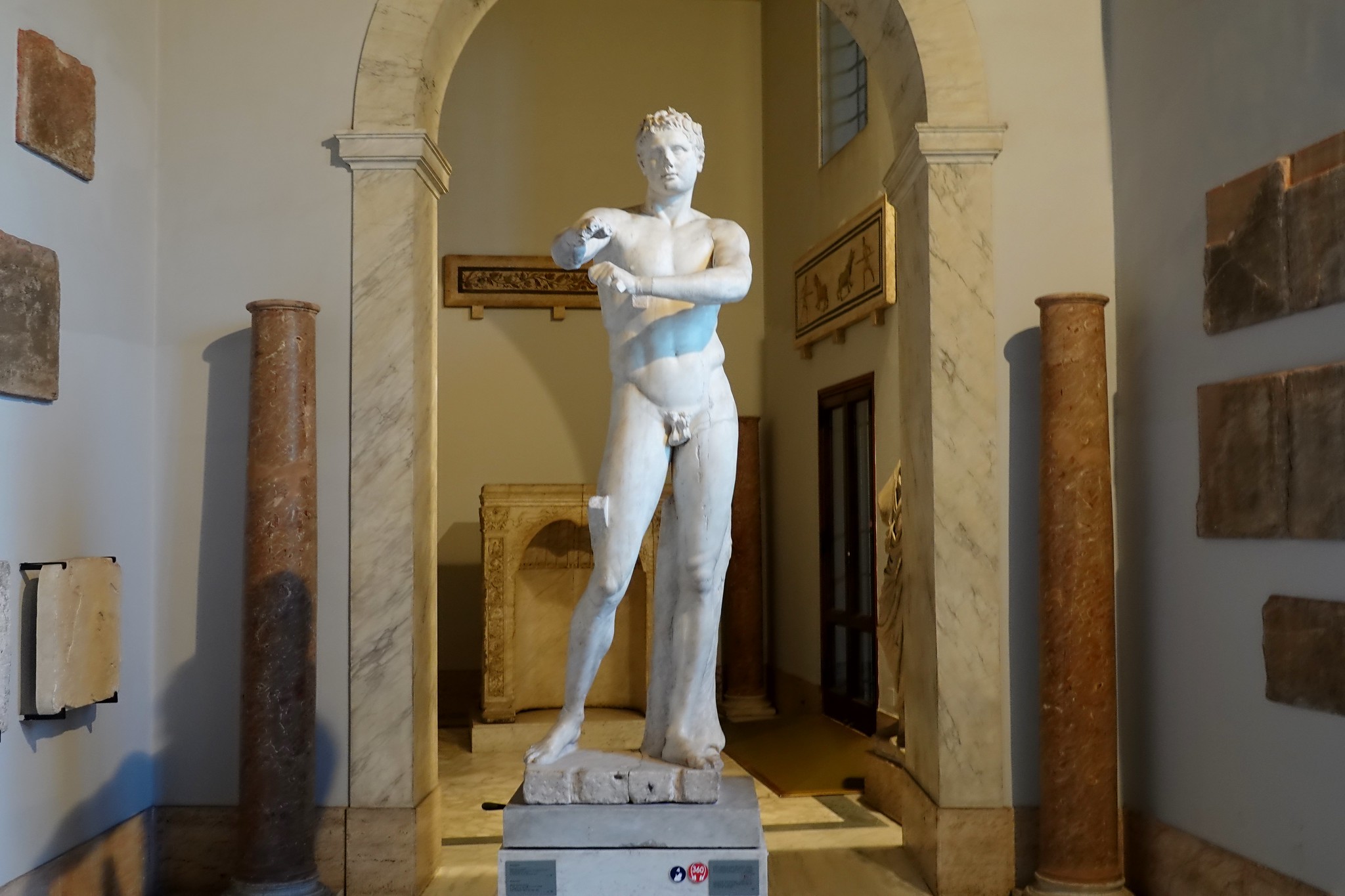 Apoxyomenos se destaca por su representación activa, aunque aún no perfecta.