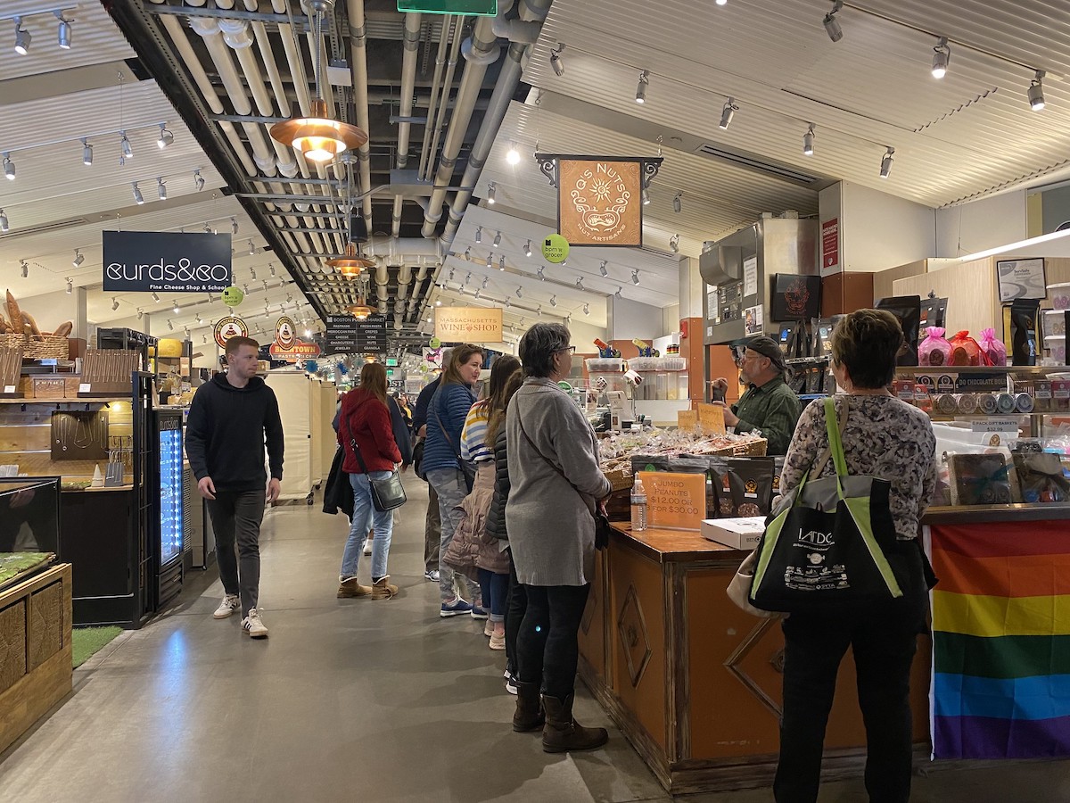 La gente espera en fila en un puesto de un vendedor en el Mercado Público de Boston, un excelente lugar para comer en la calle en Boston.