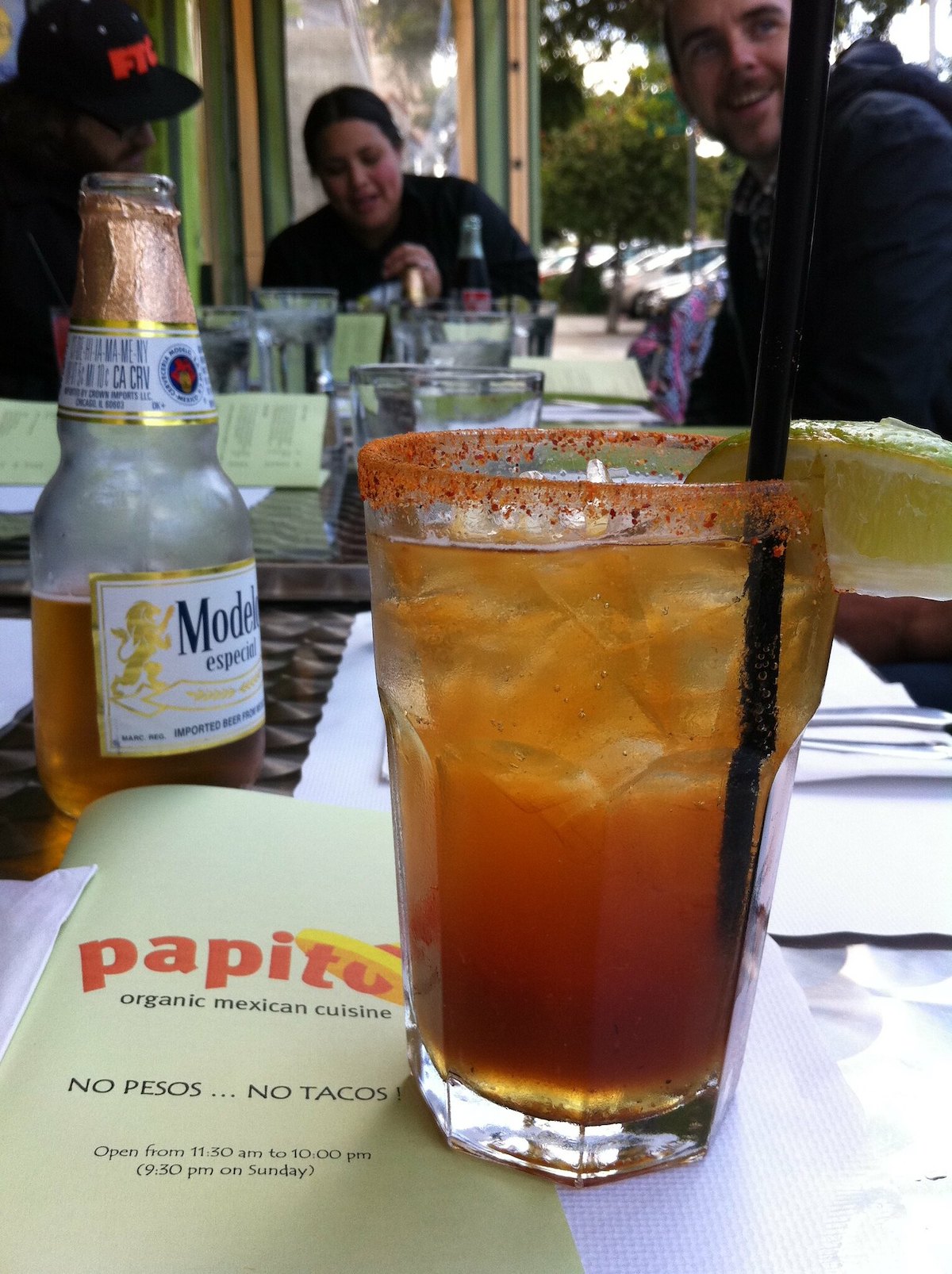 Un cóctel de michelada con bordes de chile, sal y lima.