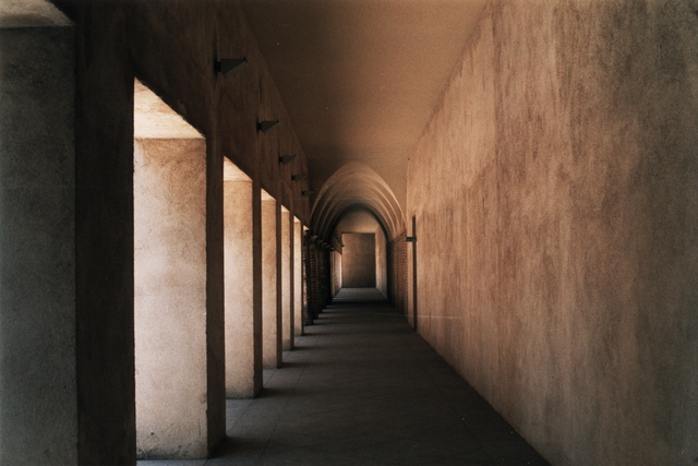 Uno de los muchos senderos de diseño artístico del Centro Andaluz de Arte Contemporáneo. El arco apuntado es un guiño a la influencia morisca que se ve en la arquitectura de toda la ciudad. 