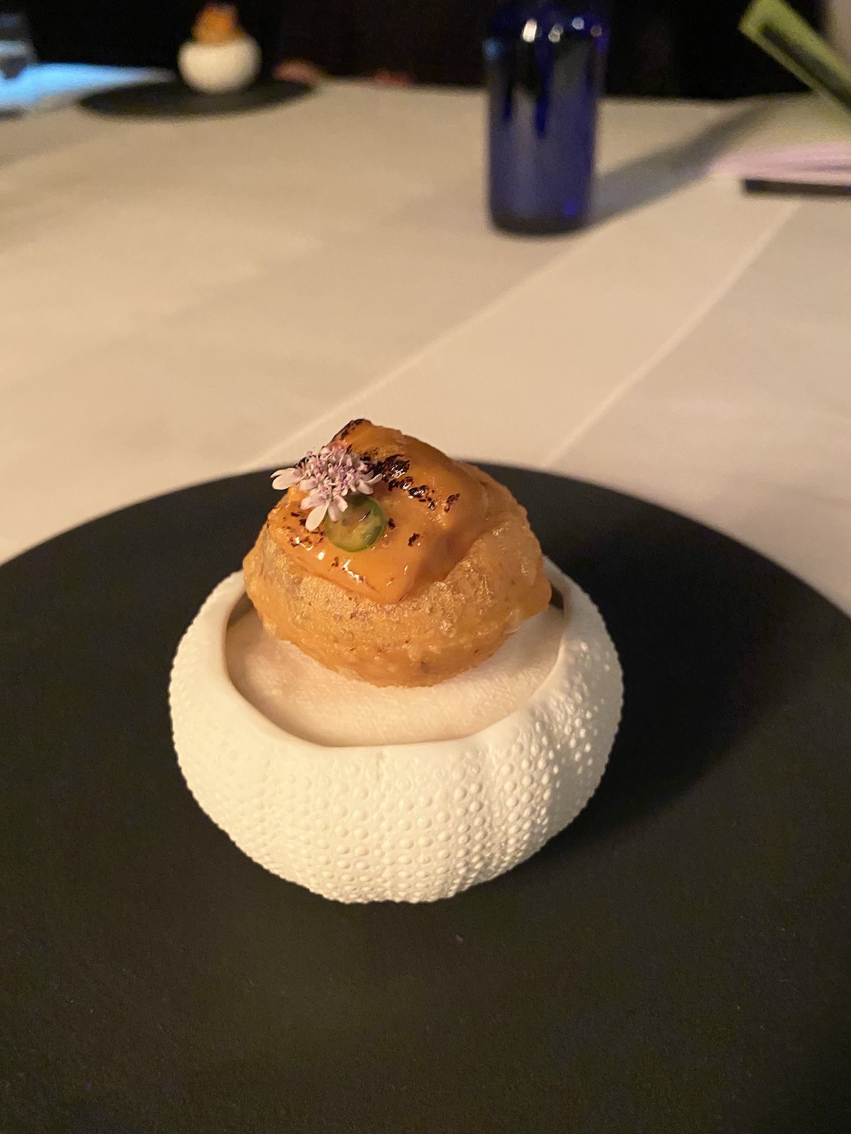 Primer plano de un buen plato de comida en un tazón pequeño y redondo.