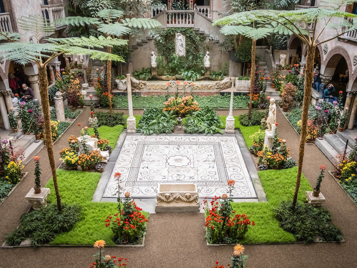 exuberante patio en el Museo Isabella Stewart Gardner