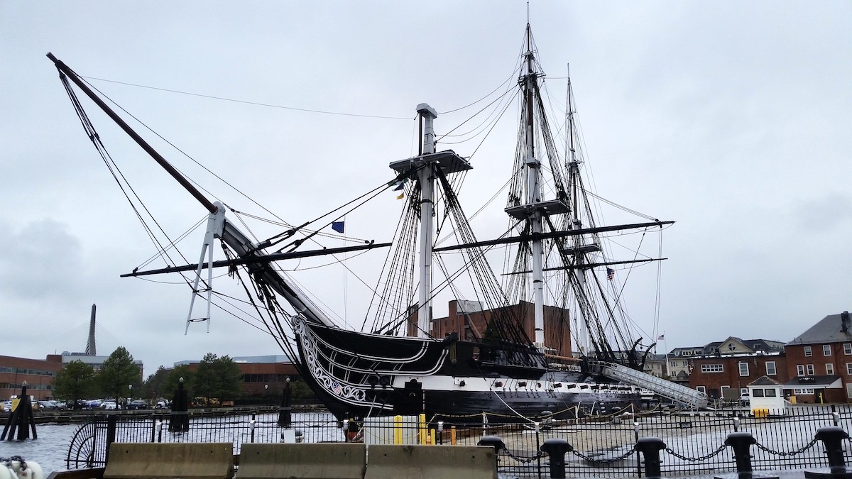 el USS Constitution está sobre el puerto de Boston