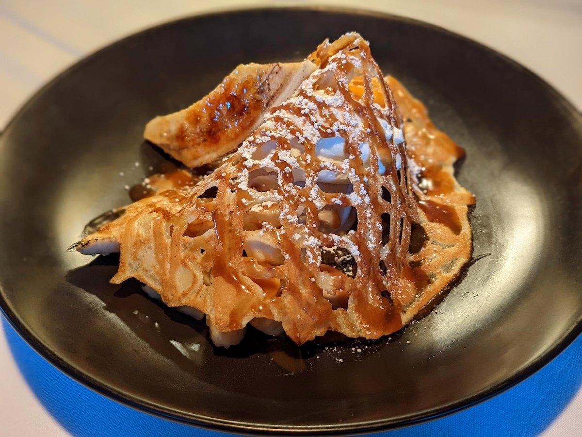 Un primer plano de un postre estilo crianza de bananas en Boulevard en San Francisco