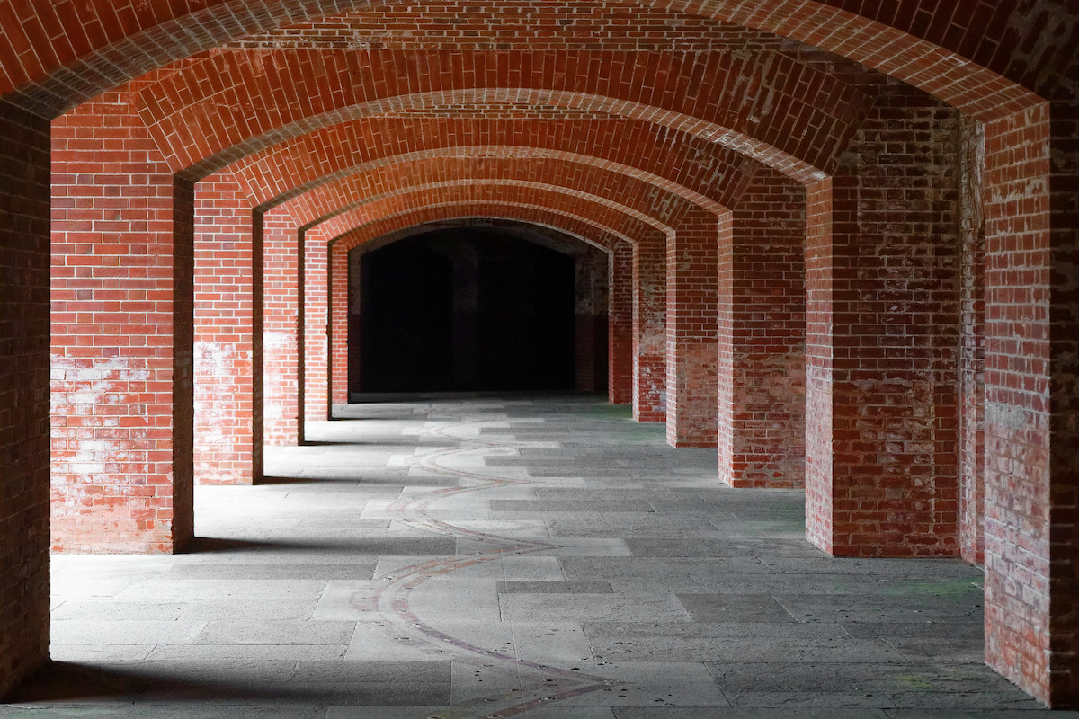 Una serie de arcos de ladrillo en Fort Point en San Francisco.