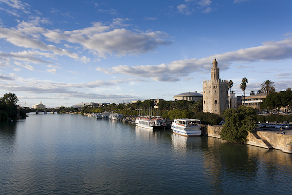 El río Guadalquivir en Sevilla es un gran lugar no solo para navegar, sino también para navegar en kayak, ¡una de nuestras 100 mejores cosas para hacer en Sevilla!