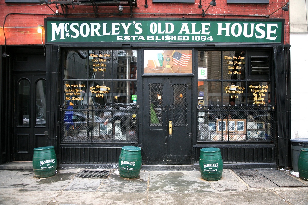 El exterior del pub y restaurante McSorley's Old Ale House en la Ciudad de Nueva York