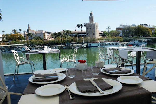 ¡Con sus increíbles vistas al río, Abades Triana es fácilmente uno de los restaurantes más románticos de Sevilla!