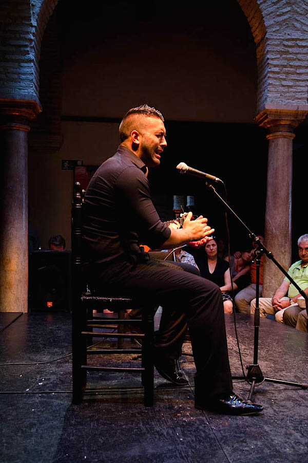 Visite uno de estos bares de flamenco en Sevilla para experimentar el arte del canto, ¡una parte muy importante del espectáculo!