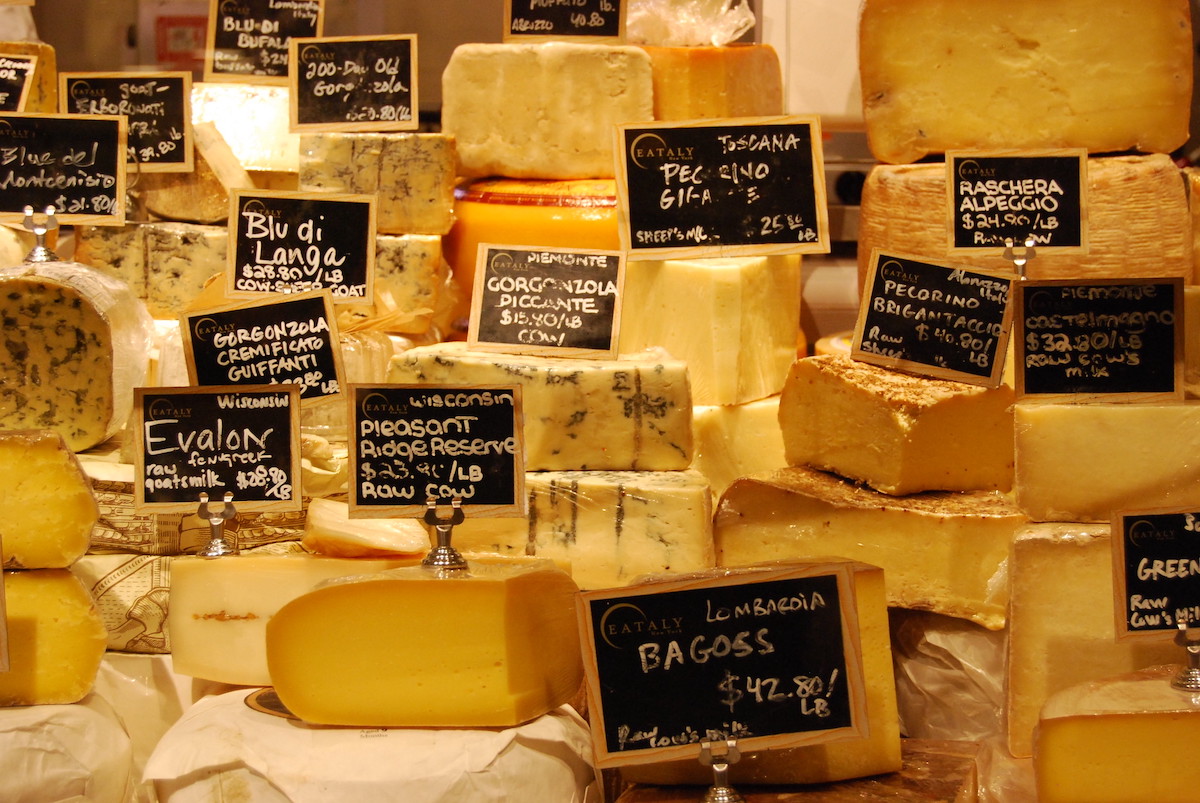 docenas de ruedas de queso con etiquetas de identificación de tiza