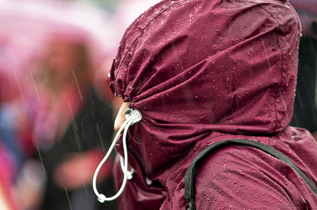 Un chubasquero es una buena idea a la hora de pensar qué empacar para el invierno en Sevilla