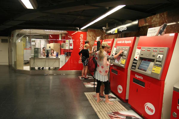 El transporte público es rápido, eficiente y fácil de usar. ¡El metro es nuestra elección para ir!