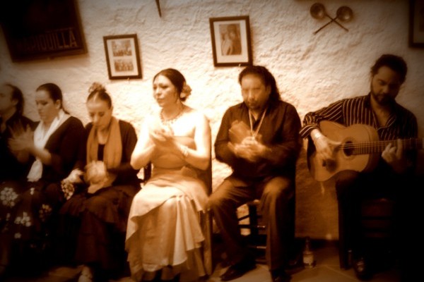 Entre historia, parques, calles de ayuno y deliciosas fiestas, ¡los niños de Sevilla no se aburrirán! Aquí hay 10 cosas que hacer en Sevilla con niños y, por supuesto, ¡un espectáculo de flamenco como este está en la lista!