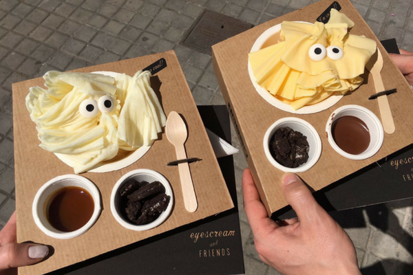 ¡Qué podría ser mejor en Barcelona para las familias que tomar un helado y relajarse en la playa! ¡Perfecto!