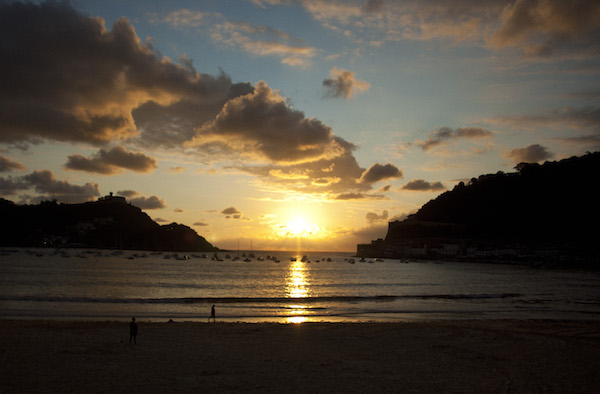 La playa de La Concha no es solo un gran lugar para nadar y broncearse. ¡También es uno de los mejores lugares para disfrutar de la puesta de sol en San Sebastián!