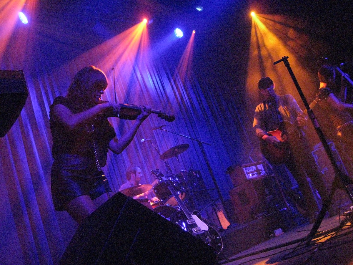 The Airborne Toxic Event se presenta en el escenario de The FIllmore en San Francisco