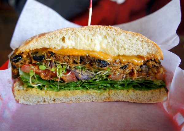 Otra gran opción es una deliciosa hamburguesa vegetariana con queso cheddar derretido y definitivamente es una de las mejores hamburguesas de Madrid!