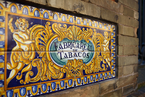 Estos son los azulejos que hoy en día están al frente de la universidad, pero que alguna vez fueron la Antigua Fábrica de Tabacos. Esta es una gran actividad gratuita para hacer en Sevilla, ya que puede ingresar a los terrenos y caminar.